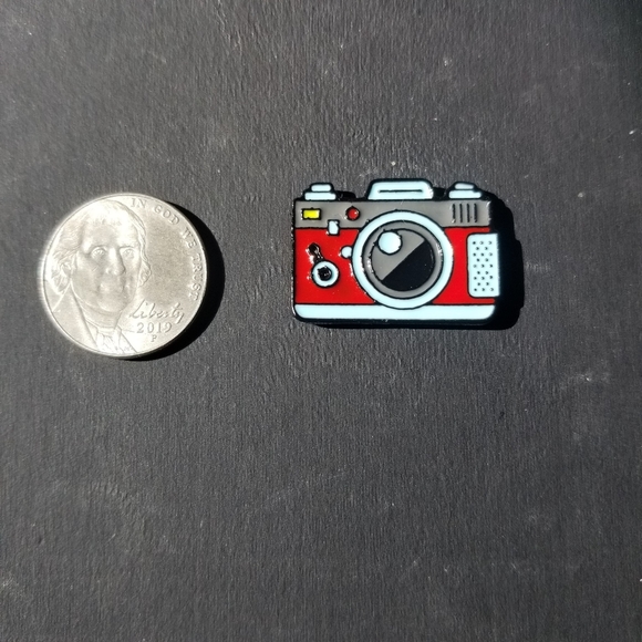 🆕️5/$28 🌼 Camera Enamel Pin - Picture 2 of 5